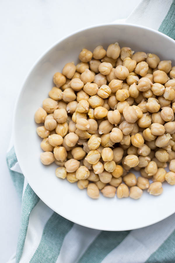 Cheez-it Roasted Chickpeas: a healthy, homemade snack that's vegan, gluten free, and packed with protein! Requires only 6 ingredients! || fooduzzi.com recipe