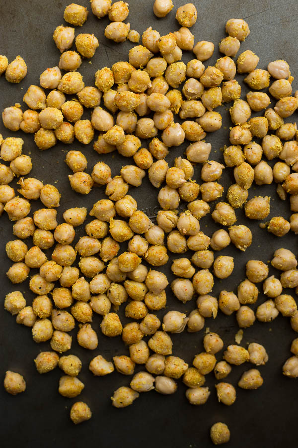 Cheez-it Roasted Chickpeas: a healthy, homemade snack that's vegan, gluten free, and packed with protein! Requires only 6 ingredients! || fooduzzi.com recipe