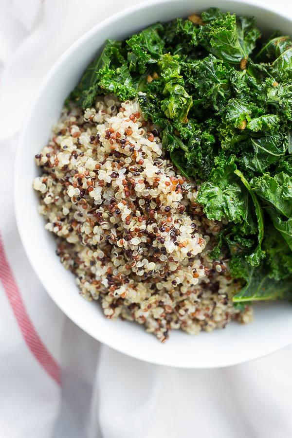 Curry Cauliflower & Kale Grain Salad: A comforting vegan and gluten free grain salad made with only 8 ingredients! Perfect for an on-the-go lunch! || fooduzzi.com recipe