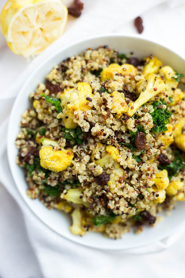 Curry Cauliflower & Kale Grain Salad: A comforting vegan and gluten free grain salad made with only 8 ingredients! Perfect for an on-the-go lunch! || fooduzzi.com recipe