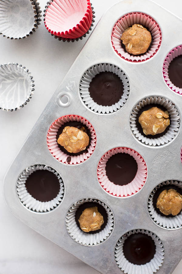 Oatmeal Cookie Dough Peanut Butter Cups: A healthy no-bake dessert that's a hybrid between cookie dough and peanut butter cups! It's vegan, gluten free, and refined sugar-free! || fooduzzi.com recipe