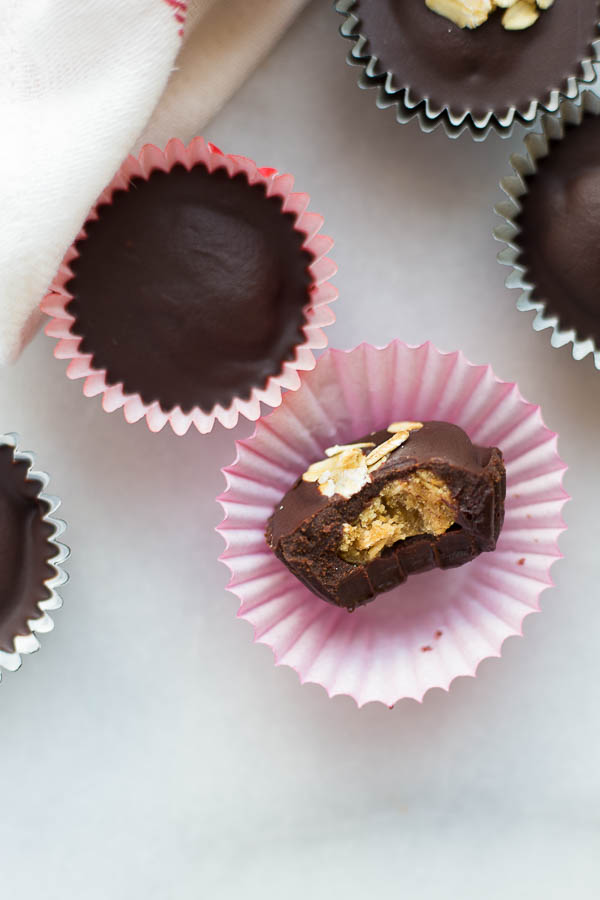 Oatmeal Cookie Dough Peanut Butter Cups: A healthy no-bake dessert that's a hybrid between cookie dough and peanut butter cups! It's vegan, gluten free, and refined sugar-free! || fooduzzi.com recipe