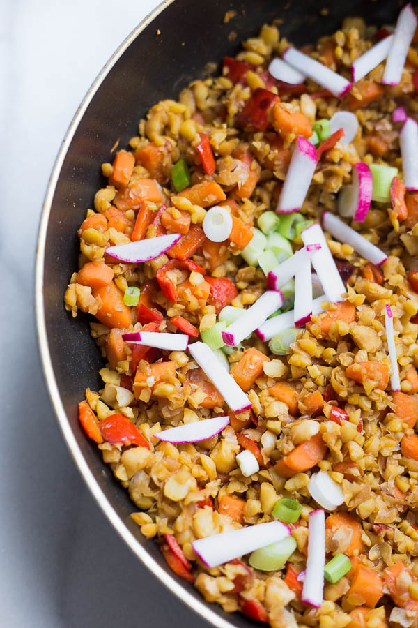 Protein Fried Rice: This vegan & gluten free 15 minute meal is full of protein and fresh flavors! It only requires 8 ingredients, and it's a healthy dinner or lunch option! Bet you can't guess the secret ingredient! || fooduzzi.com recipe