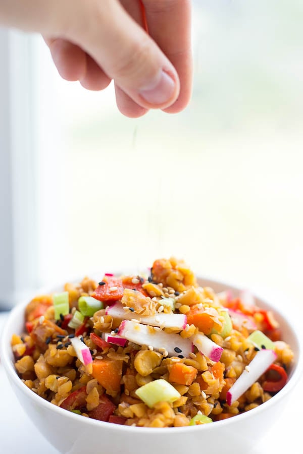 Protein Fried Rice: This vegan & gluten free 15 minute meal is full of protein and fresh flavors! It only requires 8 ingredients, and it's a healthy dinner or lunch option! Bet you can't guess the secret ingredient! || fooduzzi.com recipe