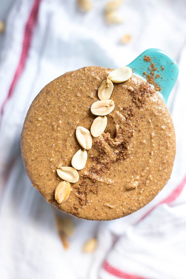 Homemade Pumpkin Spice Peanut Butter: a vegan, refined sugar-free nut butter that's loaded with fall flavor. || fooduzzi.com recipe