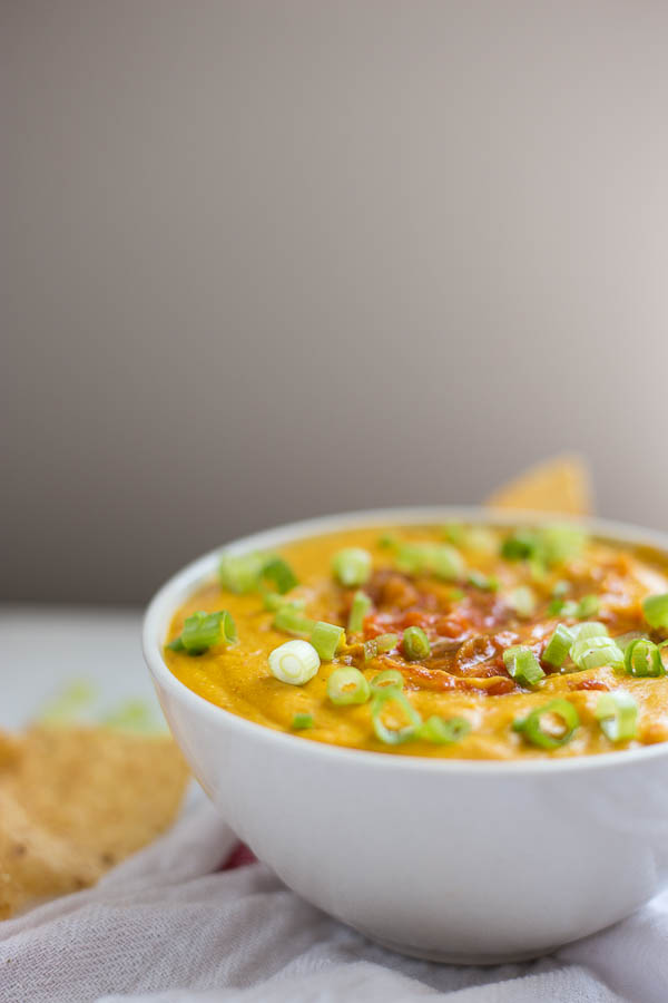 Vegan Queso Hummus: An addictive cheesy dip that's free from dairy and gluten! Made from healthy, whole food ingredients, and it's the perfect football food! || fooduzzi.com recipe