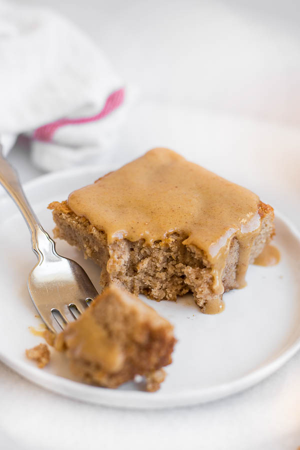 Vegan Banana Spice Cake with Peanut Butter Glaze: An incredibly moist and tender gluten free and vegan cake that's spiced with the flavors of fall! It's completely refined sugar-free - including the 3 ingredient peanut butter glaze! || fooduzzi.com recipe