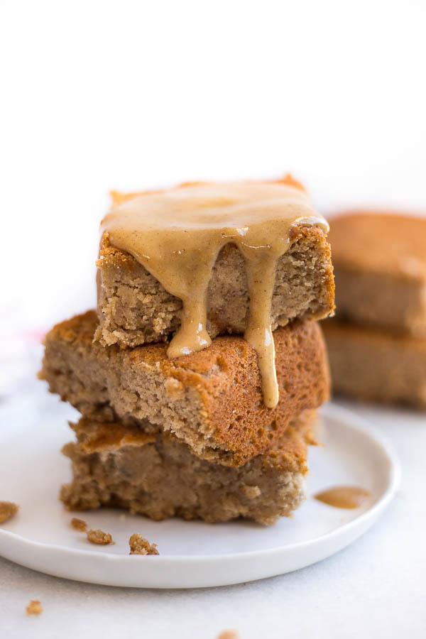 Vegan Banana Spice Cake with Peanut Butter Glaze: An incredibly moist and tender gluten free and vegan cake that's spiced with the flavors of fall! It's completely refined sugar-free - including the 3 ingredient peanut butter glaze! || fooduzzi.com recipe