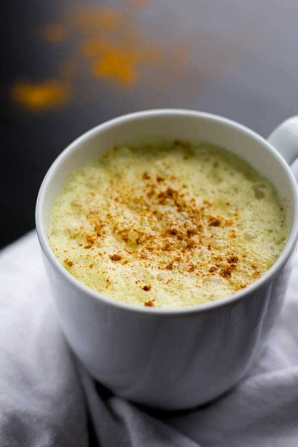 Feel Good Turmeric Latte: This homemade latte is filled with healthy ingredients that will keep you feeling awesome this fall! Naturally gluten free and vegan. || fooduzzi.com recipe