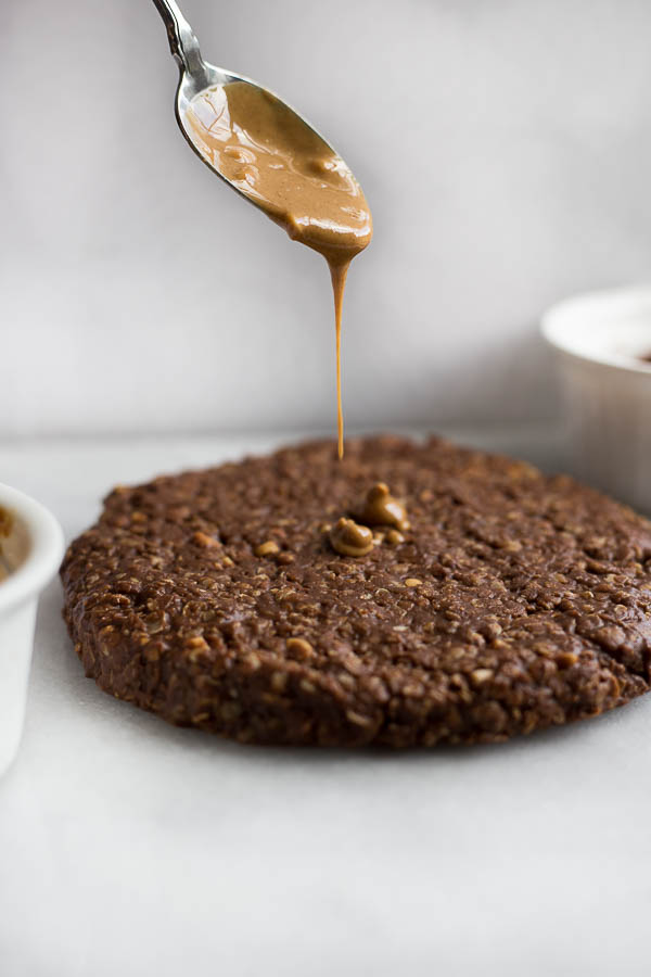 Giant Vegan No Bake Cookie: a 5 ingredient cookie that's perfect for sharing! Made naturally gluten free and vegan from healthy ingredients like oats, peanut butter, and coconut oil! || fooduzzi.com recipe