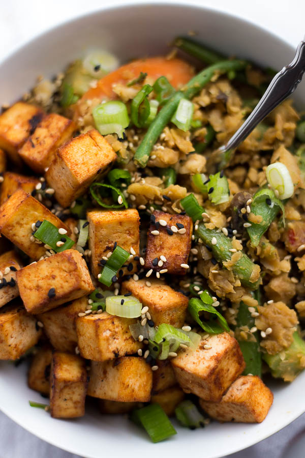 Sriracha Tofu: A sweet and spicy baked tofu that requires only 4 ingredients! A perfect vegan and gluten free protein served alongside some fried rice or stir fry. || fooduzzi.com recipe