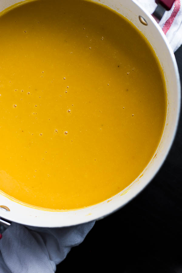 Thai Peanut Butternut Squash Soup: loaded with healthy ingredients like ginger, garlic, and peanut butter, and it's a comforting vegan & gluten free fall meal! || fooduzzi.com recipe