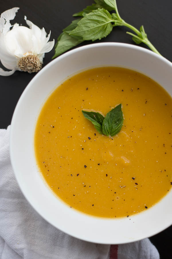 Thai Peanut Butternut Squash Soup: loaded with healthy ingredients like ginger, garlic, and peanut butter, and it's a comforting vegan & gluten free fall meal! || fooduzzi.com recipe