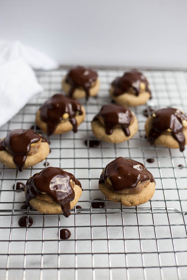 Vegan Snickers Cookies: Halloween's favorite candy bar...in cookie form! Date caramel, salty peanuts, and rich dark chocolate make up this vegan and gluten free healthy treat! || fooduzzi.com recipes