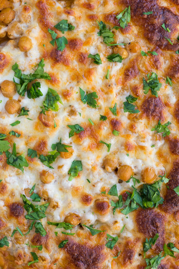 Buffalo Chickpea Pizza: a gluten free and vegetarian alternative to an all-time favorite pizza! The hot sauce-hummus sauce is not to be missed! Vegan option included. || fooduzzi.com recipe