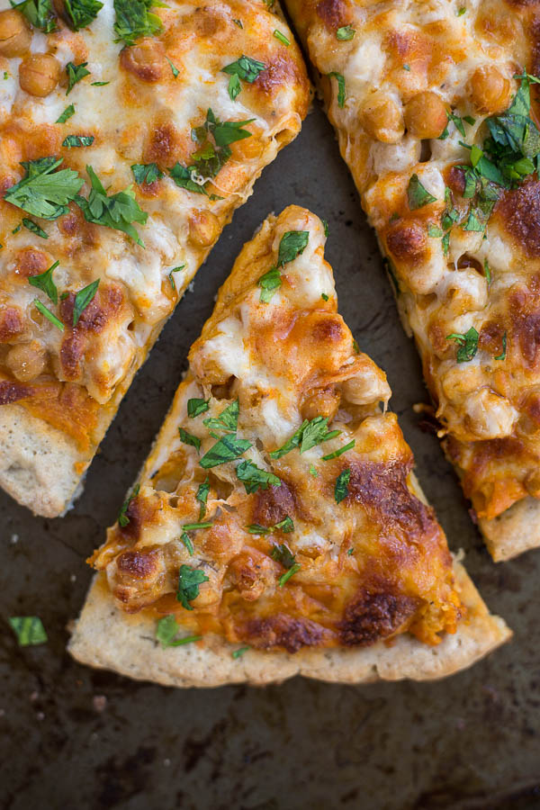 Buffalo Chickpea Pizza: a gluten free and vegetarian alternative to an all-time favorite pizza! The hot sauce-hummus sauce is not to be missed! Vegan option included. || fooduzzi.com recipe