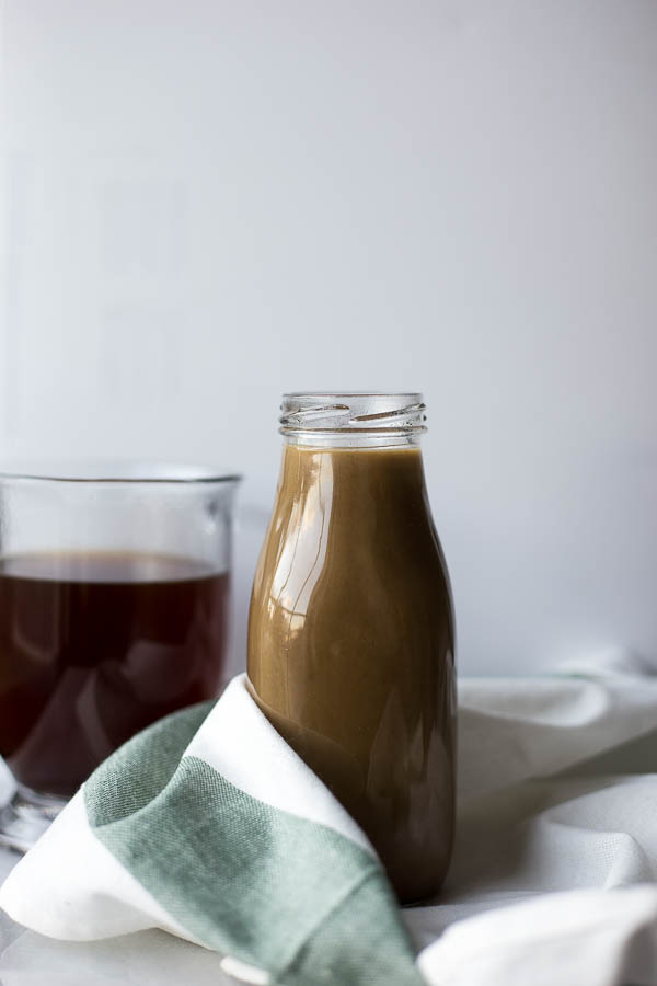 Dairy-Free Gingerbread Coffee Creamer: A dairy-free, vegan, and gluten free coffee creamer filled with the flavors of winter! Only 6 healthy ingredients are required to make this holiday treat! || fooduzzi.com recipe
