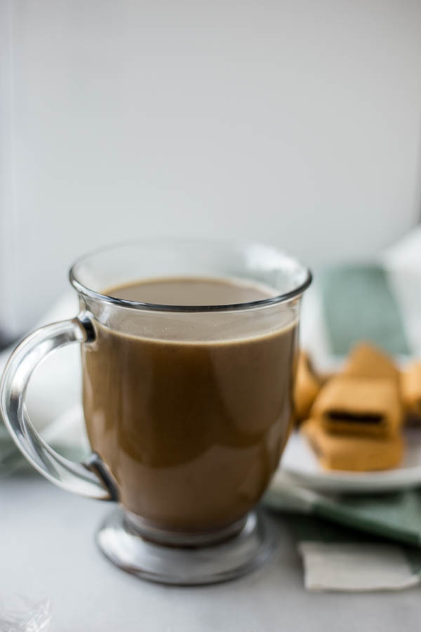 Dairy-Free Gingerbread Coffee Creamer: A dairy-free, vegan, and gluten free coffee creamer filled with the flavors of winter! Only 6 healthy ingredients are required to make this holiday treat! || fooduzzi.com recipe