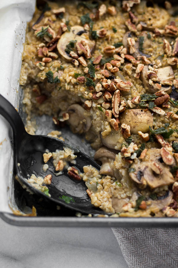 Steel Cut Oat Stuffing with Mushrooms & Fried Sage: A warm and comforting Thanksgiving staple! This gluten free & vegan stuffing is loaded with garlicky mushrooms, fried sage, and crispy pecans! || fooduzzi.com recipe