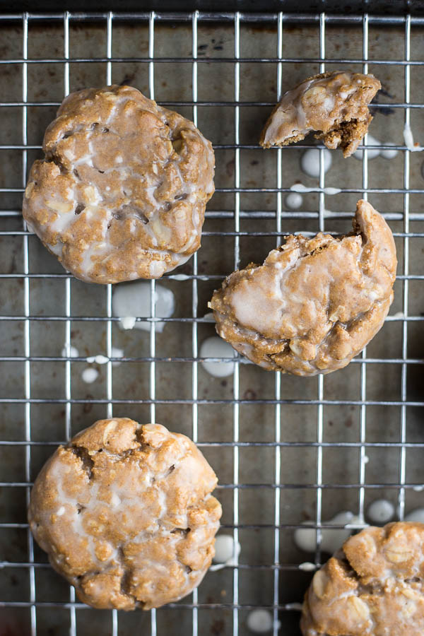 Vegan Glazed Molasses Oatmeal Cookies: Soft and chewy oatmeal molasses cookies are made gluten free and vegan! Ready in less than 30 minutes, so they're the perfect healthy holiday cookie! || fooduzzi.com recipe