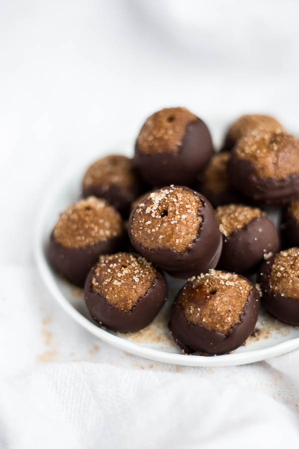 Snickerdoodle Buckeyes: Rich peanut butter buckeyes are given a snickerdoodle makeover! Naturally gluten free and vegan and an easy dessert for your holiday celebrations! || fooduzzi.com recipe