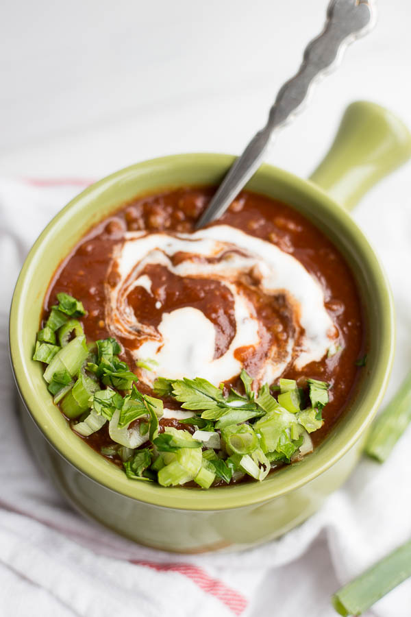 Mom's Homemade Chili Made Vegan: A simple & healthy chili made vegan, gluten free, and with wholesome ingredients. It's sweet, spicy, and smoky, and perfect for a cold winter day! || fooduzzi.com recipe