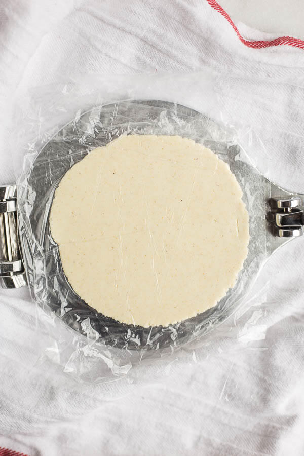 How to Make Corn Tortillas: These homemade tortillas are the best corn tortillas I've ever had! They're naturally gluten free and vegan, and they only require two ingredients! Step-by-step photos included in the post. || fooduzzi.com 