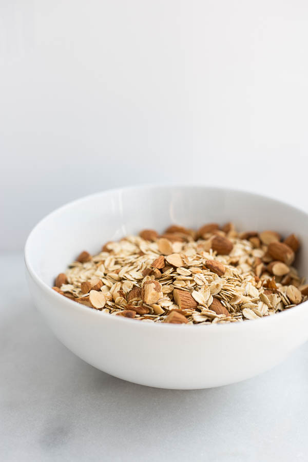 Addictive Orange Cinnamon Granola: A sweet and citrusy granola that's filled with chia seeds, almonds, and rolled oats. A wholesome vegan and gluten free breakfast or snack! || fooduzzi.com recipe
