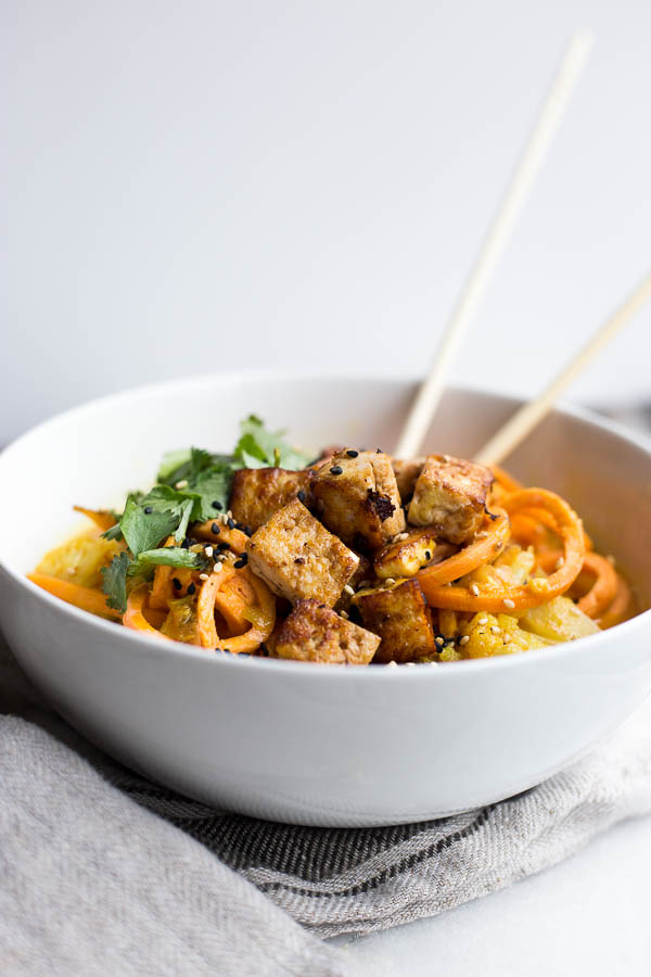 Cauliflower Curry with Sweet Potato Noodles: The most comforting dinner ever! Full of warming flavors and fresh vegetables, this vegan & gluten free curry will keep you feeling awesome. || fooduzzi.com recipe
