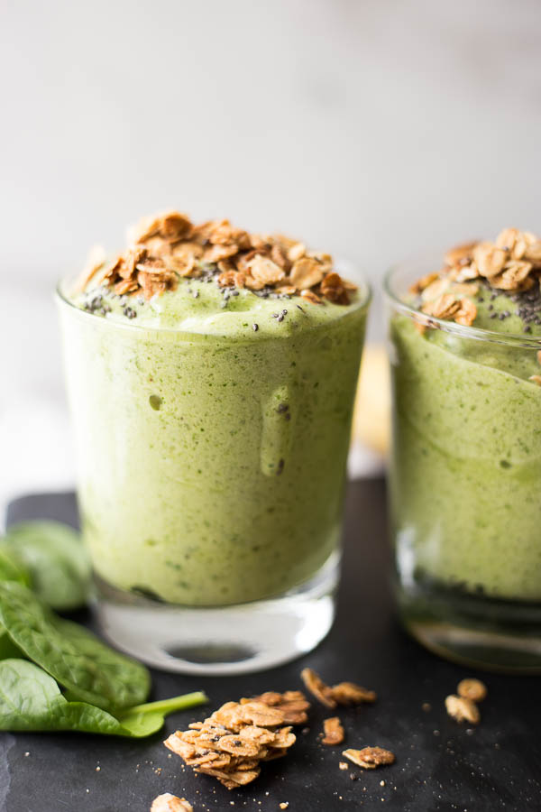 Ginger Banana Green Smoothie: This isn't your average smoothie! Packed with spicy ginger flavor, this vegan and gluten free smoothie is the perfect healthy way to start your day. || fooduzzi.com recipe
