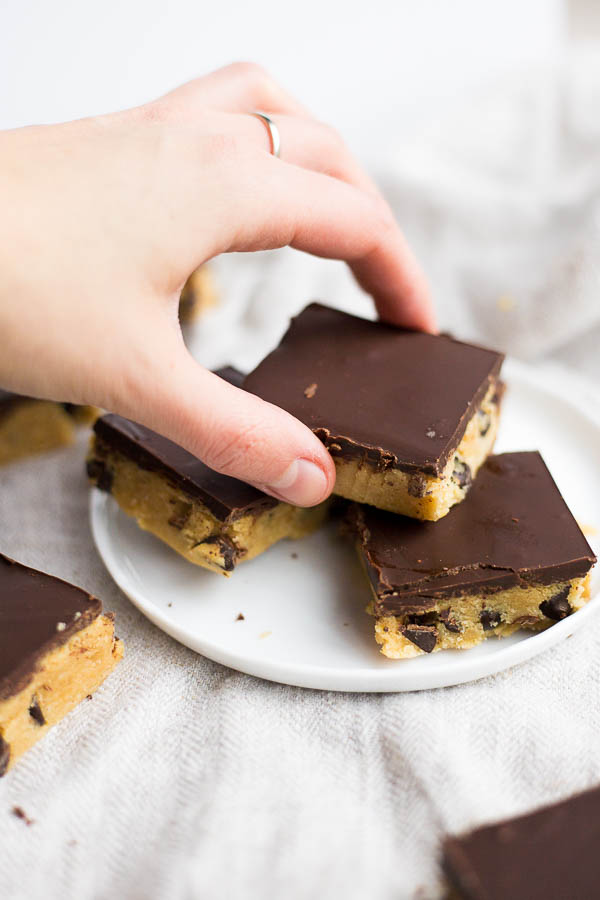 Chocolate-Covered Vegan Cookie Dough Bars: A super easy recipe! This no-bake dessert is gluten free, vegan, and full of healthy ingredients. || fooduzzi.com recipe