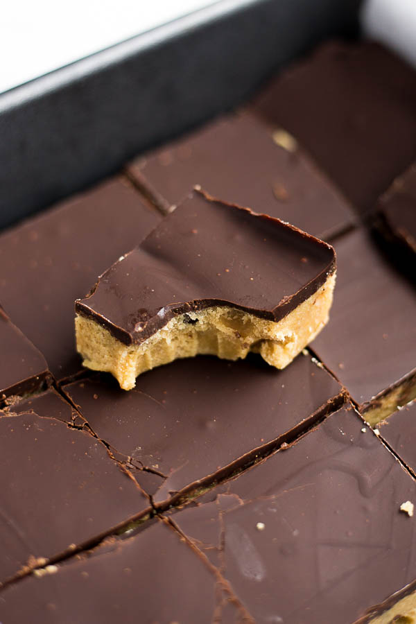 Chocolate-Covered Vegan Cookie Dough Bars: A super easy recipe! This no-bake dessert is gluten free, vegan, and full of healthy ingredients. || fooduzzi.com recipe