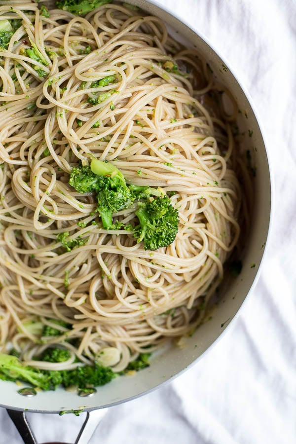 Easy Ginger Garlic Noodles: An easy 30 minute meal! Easily gluten free and vegan, and packed with ginger and garlic flavor. || fooduzzi.com recipe