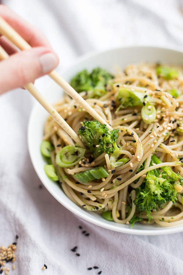 Easy Ginger Garlic Noodles: An easy 30 minute meal! Easily gluten free and vegan, and packed with ginger and garlic flavor. || fooduzzi.com recipe