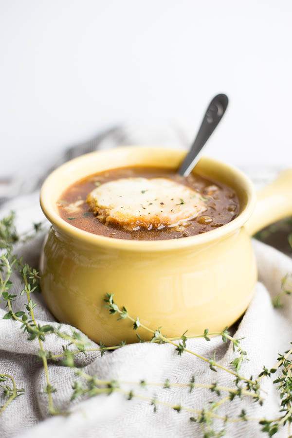 Vegan French Onion Soup: The classic sweet and savory soup...made vegan! Warm, comforting, and perfect for a cold winter night. || fooduzzi.com recipe