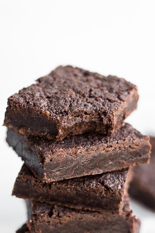 Vegan Dark Chocolate Brownies: seriously chewy and rich brownies! They're made with melted chocolate, coconut oil, and gluten free flour! || fooduzzi.com recipe