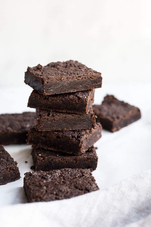 Vegan Dark Chocolate Brownies: seriously chewy and rich brownies! They're made with melted chocolate, coconut oil, and gluten free flour! || fooduzzi.com recipe