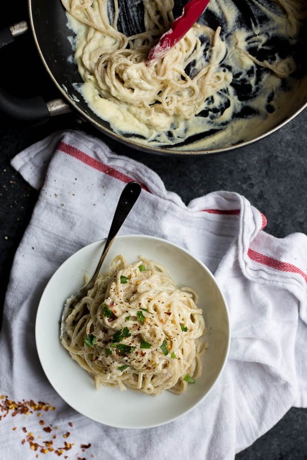 Creamy Vegan Cauliflower Alfredo Sauce: a healthy and dairy-free alfredo sauce! Naturally gluten free and vegan, and made with less than 10 ingredients! || fooduzzi.com recipe