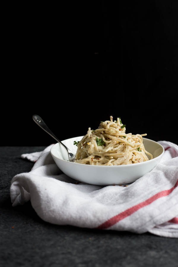 Creamy Vegan Cauliflower Alfredo Sauce: a healthy and dairy-free alfredo sauce! Naturally gluten free and vegan, and made with less than 10 ingredients! || fooduzzi.com recipe
