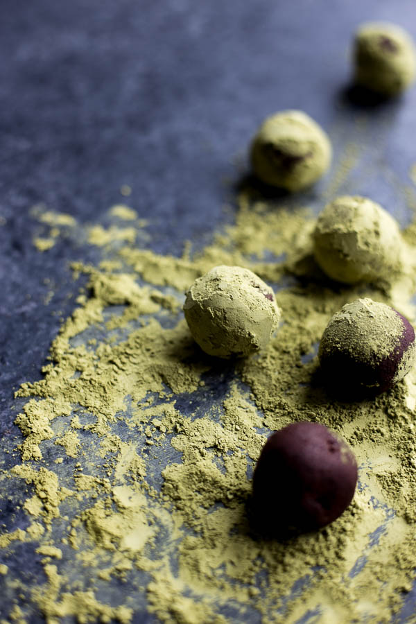 Vegan Matcha Dark Chocolate Truffles: The richest truffles ever! Made with only four ingredients, and they're naturally gluten free and vegan. Perfect for St. Patrick's Day or any day a sweets craving strikes! || fooduzzi.com recipe