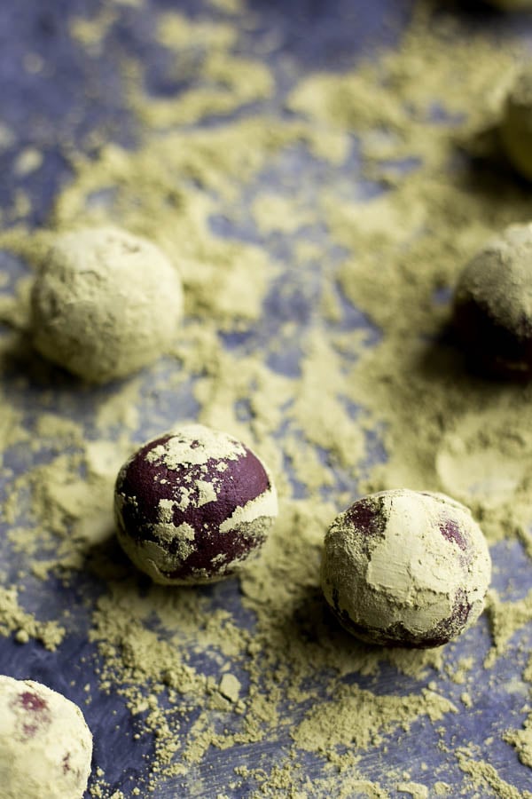 Vegan Matcha Dark Chocolate Truffles: The richest truffles ever! Made with only four ingredients, and they're naturally gluten free and vegan. Perfect for St. Patrick's Day or any day a sweets craving strikes! || fooduzzi.com recipe