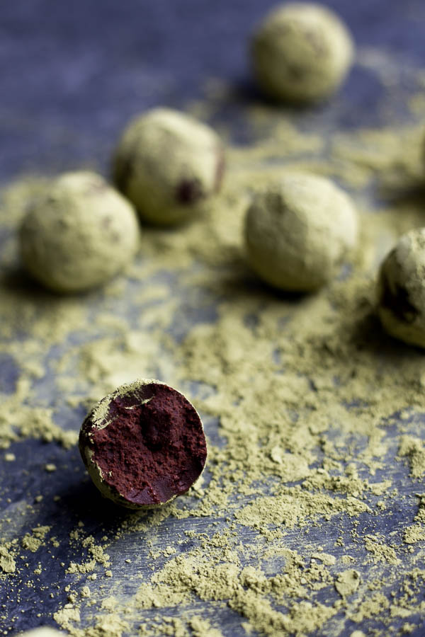 Vegan Matcha Dark Chocolate Truffles: The richest truffles ever! Made with only four ingredients, and they're naturally gluten free and vegan. Perfect for St. Patrick's Day or any day a sweets craving strikes! || fooduzzi.com recipe