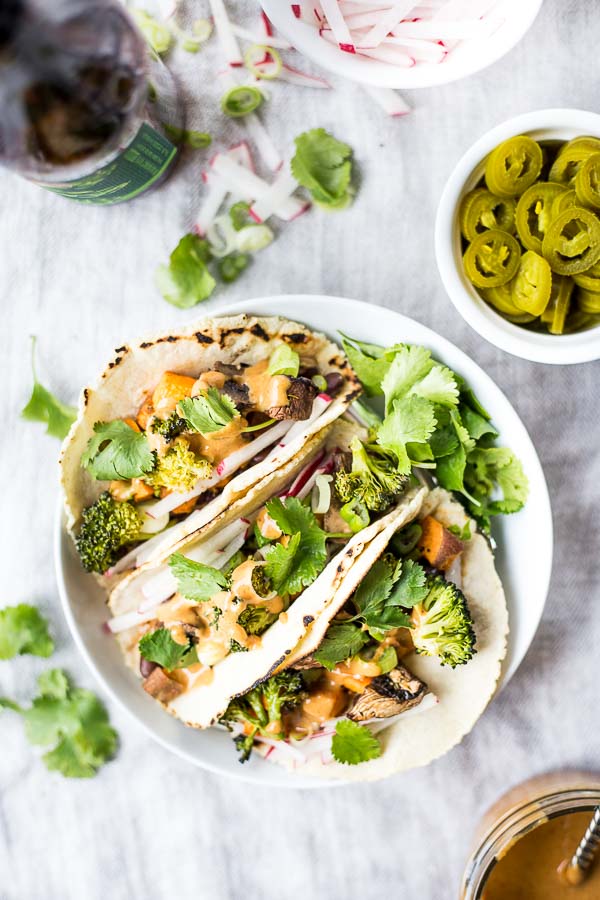 Thai Peanut Tacos: loaded with flavor and topped with an addictive homemade Thai Peanut Sauce! A naturally vegan and gluten free dinner. || fooduzzi.com recipe