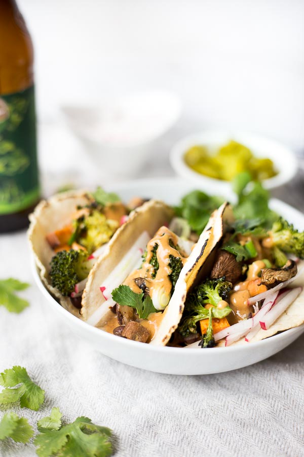 Thai Peanut Tacos: loaded with flavor and topped with an addictive homemade Thai Peanut Sauce! A naturally vegan and gluten free dinner. || fooduzzi.com recipe