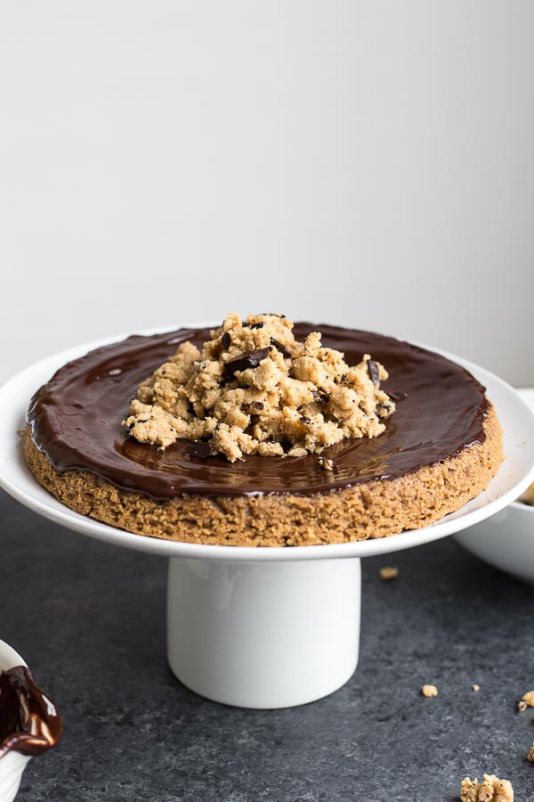 Vegan Chocolate Peanut Butter Cookie Dough Cake: The chewiest cookie cake ever! Made gluten free and vegan, this cake is made up of three layers: a peanut butter cookie cake, chocolate ganache, and homemade vegan cookie dough! || fooduzzi.com recipe