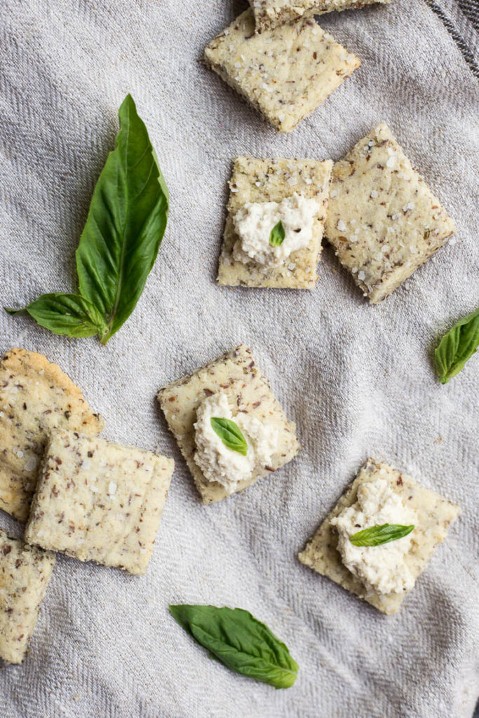 Easy Vegan Cashew Ricotta: super simple and only requires 4 ingredients! Use it as a healthy dip, in recipes, or as a spread! Naturally gluten free and dairy free. || fooduzzi.com recipe