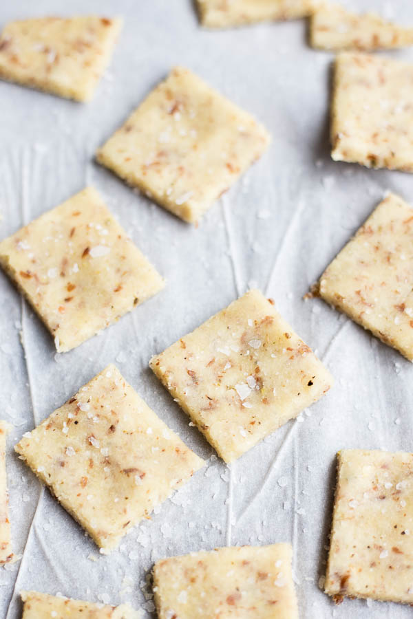 Vegan Garlic Herb Almond Flour Crackers: Make crunchy, delicious crackers at home in 30 minutes! Naturally gluten free and vegan, and super simple to make! || fooduzzi.com recipe