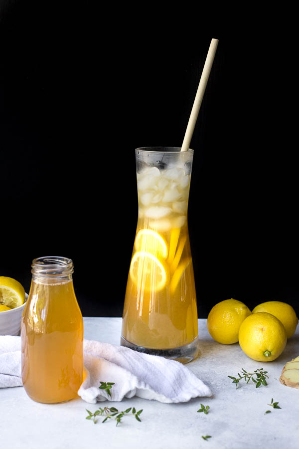 Ginger Thyme Lemonade: A super refreshing, herbaceous twist on lemonade! Subtle hints of thyme and ginger really elevate this classic summer drink. Naturally vegan, gluten free, and refined sugar free. || fooduzzi.com recipe