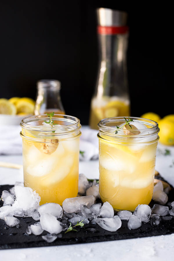 Ginger Thyme Lemonade: A super refreshing, herbaceous twist on lemonade! Subtle hints of thyme and ginger really elevate this classic summer drink. Naturally vegan, gluten free, and refined sugar free. || fooduzzi.com recipe