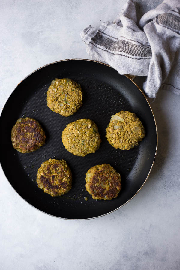 Vegan Curry Chickpea Burgers: One of the best veggie burgers I've ever had! Naturally gluten free and vegan, you will LOVE these chewy, flavorful chickpea burgers! || fooduzzi.com recipe